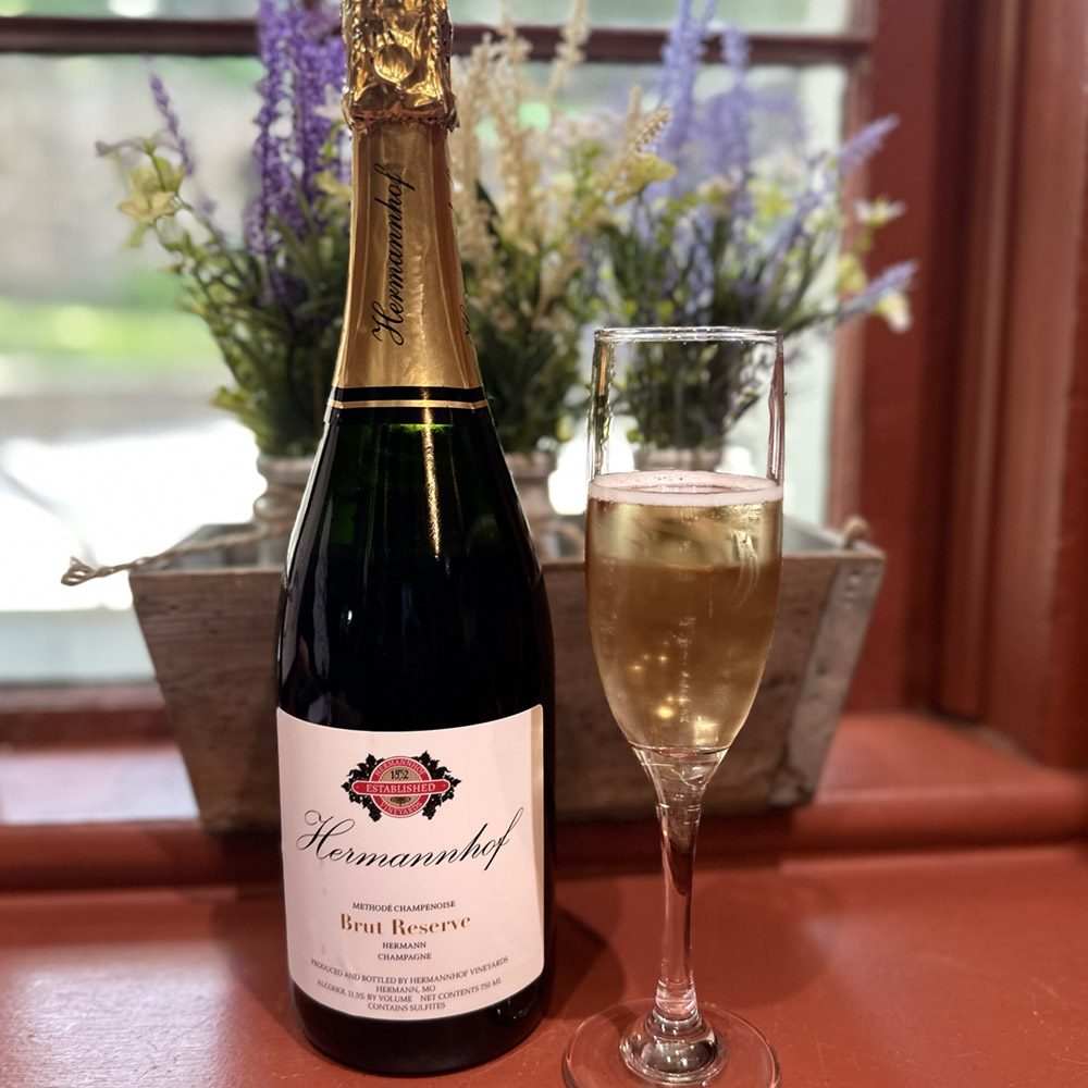 Bottle and flute of Hermannhof Brut Reserve